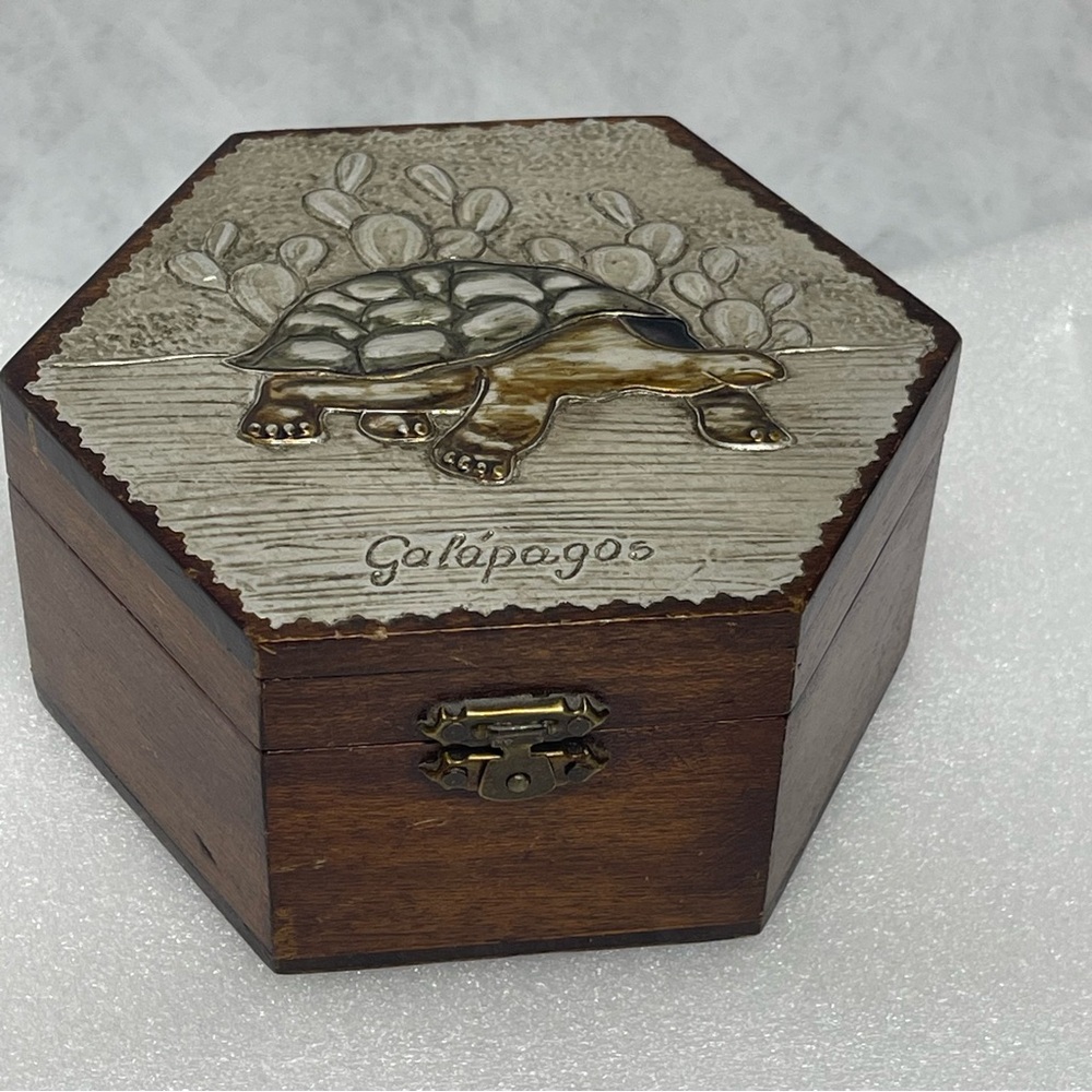 VTG Wood/Metal Sea Turtle Galápagos Island Embossed Lid Trinket Box Storage Box